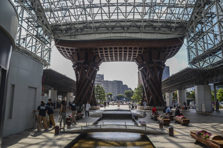 131 - Kanazawa - estacion central - cupula Motenashi y Puerta Tsuzumi